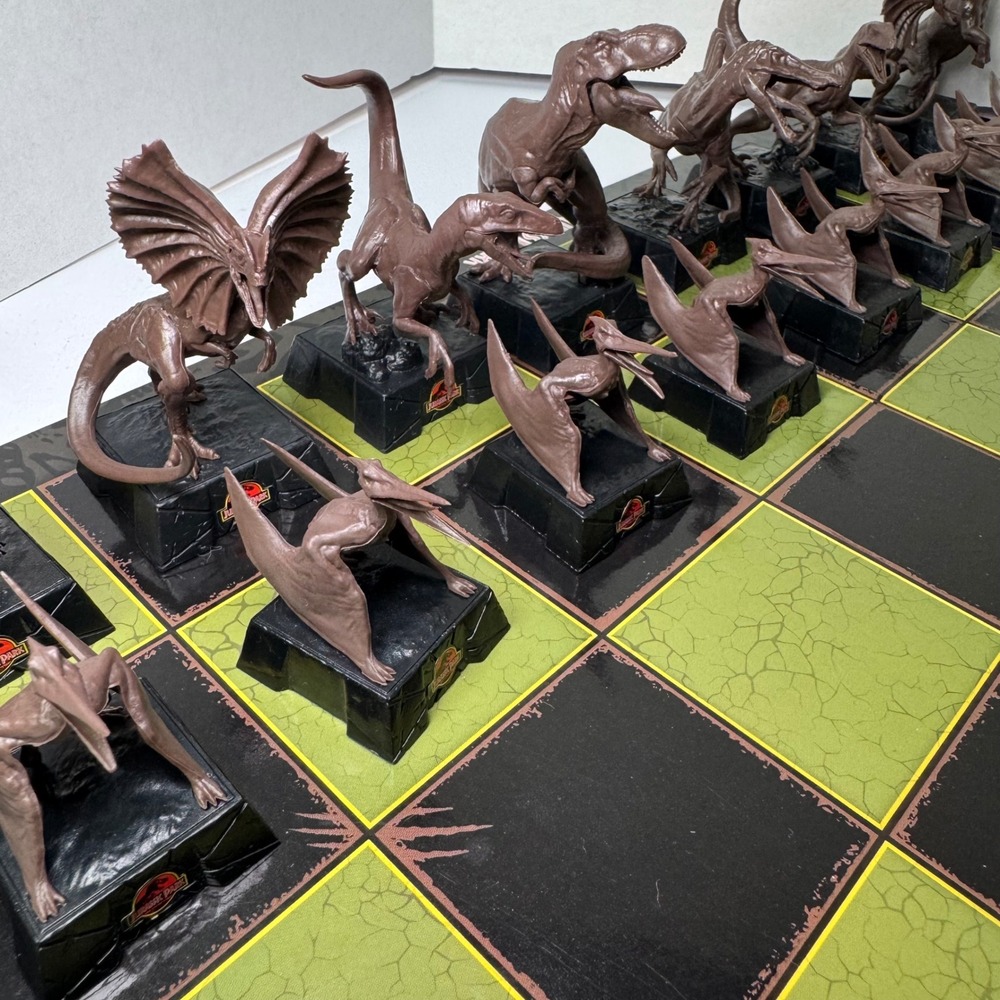Jurassic Park Chess Set Noble Collection Dinosaur Board Game Ages 7+ COMPLETE - Picture 11 of 12